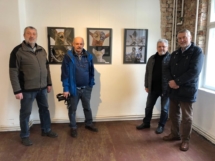 Freiberger Fotofreunde beim Aufbau der Ausstellung 